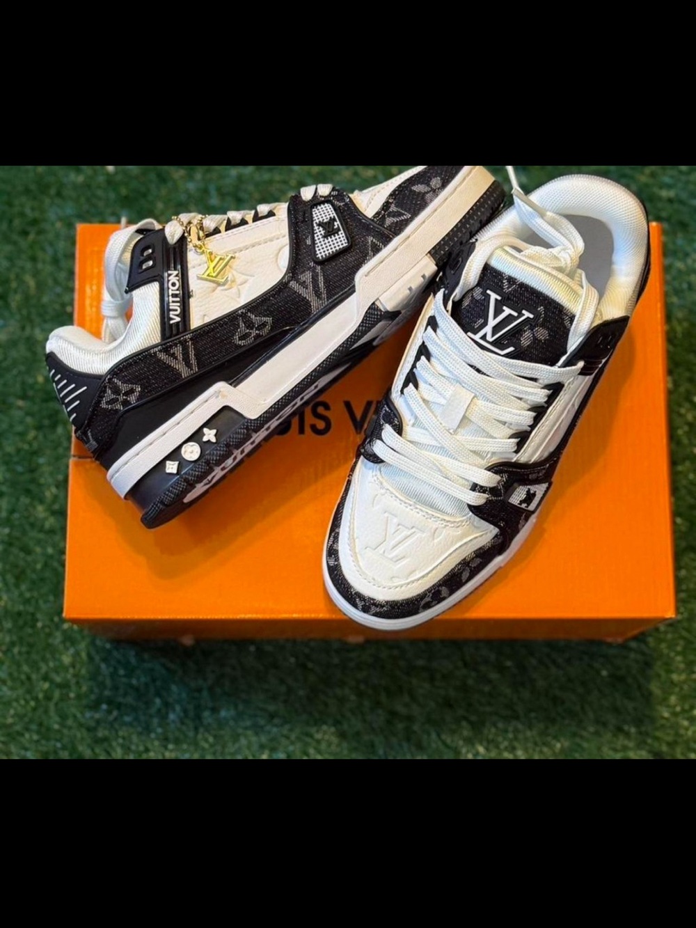 Louis Vuitton Kids White and Black Monogram Low-Top Sneakers - Picture 7 of 7
